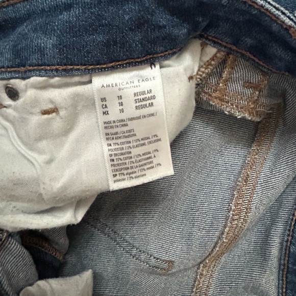 American eagle medium blue, slightly distressed  mom jeans - size 10 - Picture 3 of 5